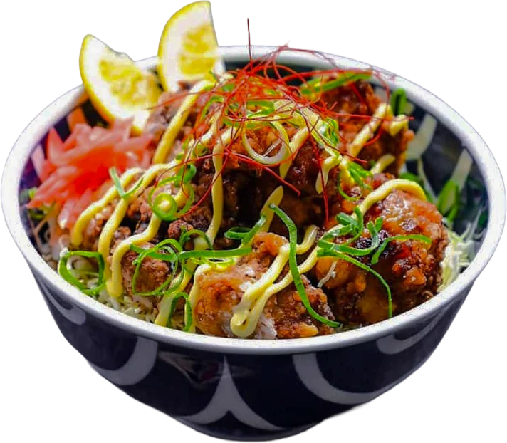 Karaage bowl med friterad kyckling, majonnäs, salladslök och citron